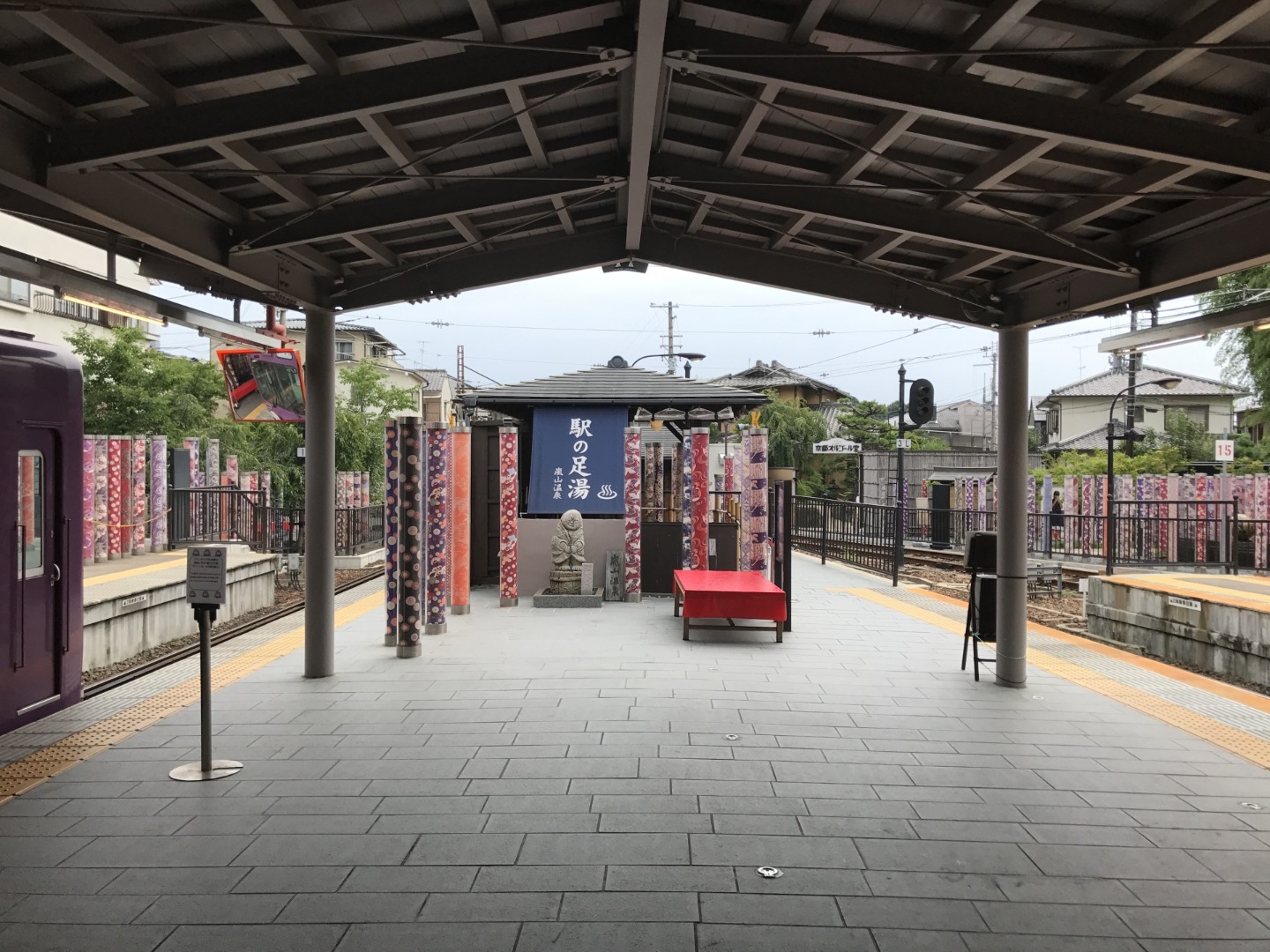 ออนเซ็นเท้า สถานีอาราชิยามะ (嵐山温泉 駅の足湯)