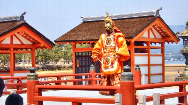 ศาลเจ้าอิสึกุชิมะ (厳島神社)